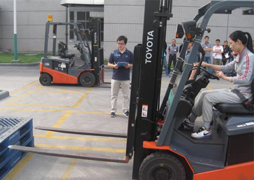 操作叉車前檢查、避讓障礙物、叉車倒車行駛要求、叉車停車放置及行為規(guī)范。